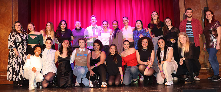 die gesamte Crew von SIX - The Musical nach der Premiere am 27.02.2024 im Deutschen Theater bei der After-Party (©Foto: Martin Schmitz) 